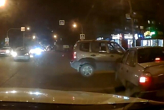 Chevrolet Niva и Daewoo Nexia столкнулись на перекрестке в Ижевске