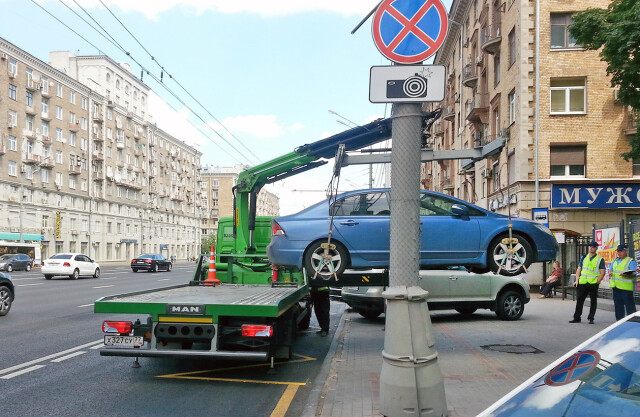 В Москве хотят запретить эвакуацию неправильно припаркованных автомобилей 