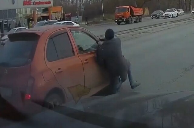 В Новосибирске женщина на автомобиле Nissan March сбила пешехода
