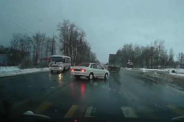 В Кстово грузовик подрезал «Ладу» и спровоцировал аварию
