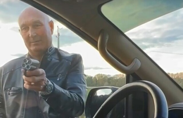В Чувашии пенсионер направил на водителя травматический пистолет 