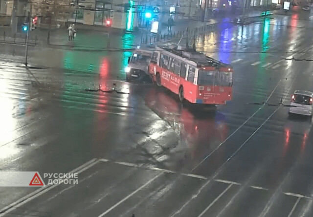 В Омске троллейбус столкнулся с маршруткой