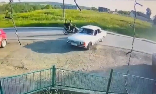 В Удмуртии водитель «Волги» выезжал с парковки задним ходом и подбил мопед с подростками