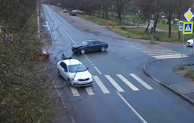 В Красном Селе водитель Audi не пропустил на перекрестке «Шкоду»: пострадал человек