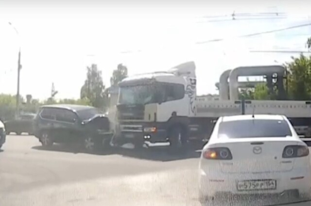 В Новосибирске водитель грузового автомобиля поворачивал налево и не пропустил внедорожник