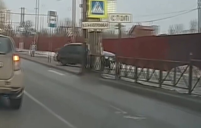 В результате ДТП в Перми автомобиль вылетел на тротуар и едва не сбил пешеходов 