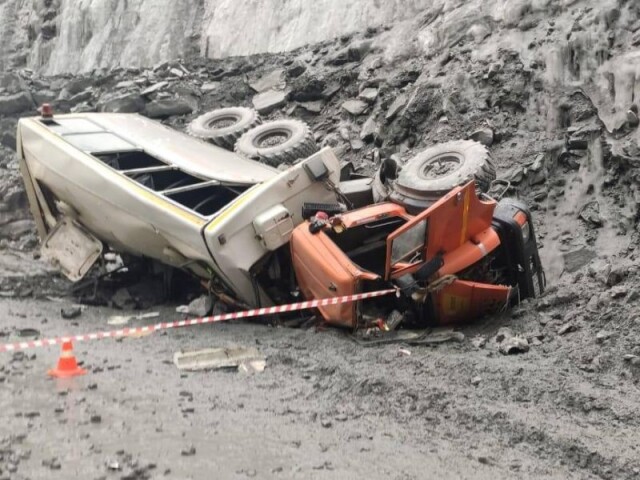 Смерть в карьере: в Красноярском крае вахтовый автобус упал с 10-метровой высоты 