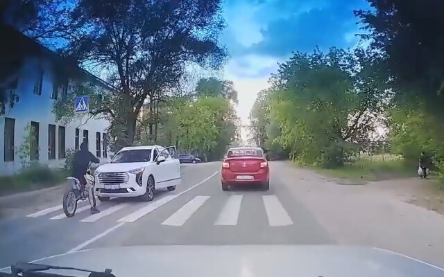 Авария в городе Гусь-Хрустальный: мотоциклист врезался в стоящий автомобиль