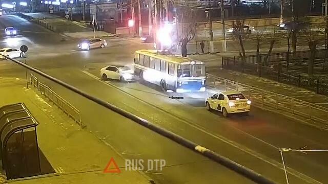 Момент ДТП с троллейбусом в Волгограде попал на видео
