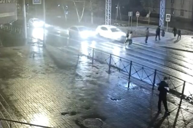В Новосибирске водитель сбил парня с девушкой и скрылся