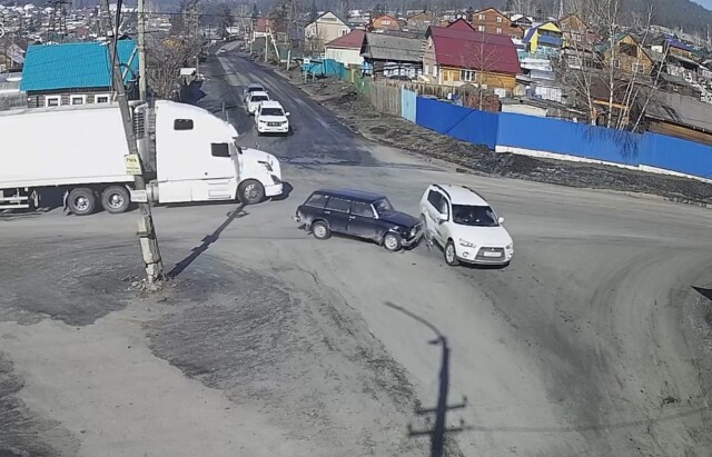 ВАЗ-2104 и Mitsubishi столкнулись на перекрестке в Усть-Куте. Кто виноват?
