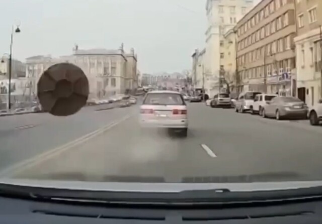 Чудом увернулся: во Владивостоке крышка люка едва не угодила в автомобиль 