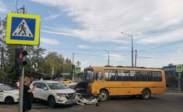 Момент ДТП в Краснодаре: женщина проехала перекресток на красный и столкнулась со школьным автобусом 