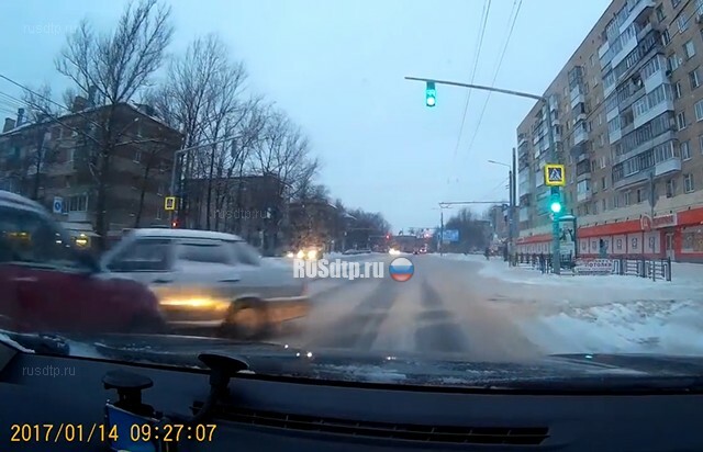 ВАЗ и «Suzuki SX4» столкнулись на улице Кирова в Смоленске