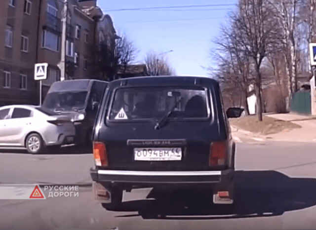 Легковой автомобиль столкнулся с фургоном на перекрестке в Костроме