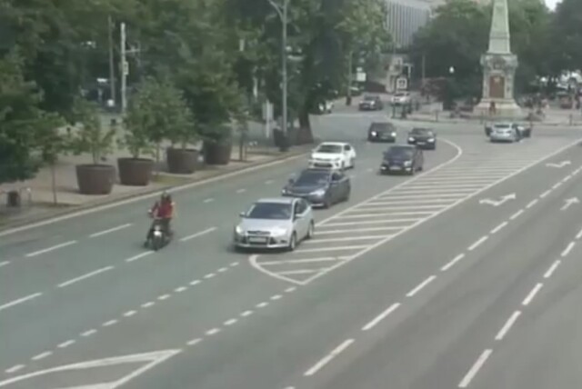 В Краснодаре водитель «Форда» пытался опередить скутериста и устроил ДТП