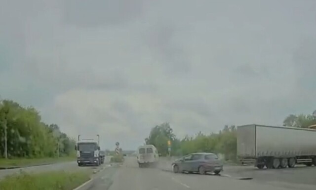 Легковой автомобиль подбил «Газель» на Космическом шоссе в Новокузнецке 