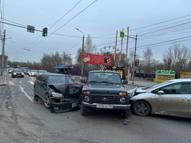 Две иномарки и «Нива» не поделили перекресток в Красноярске 