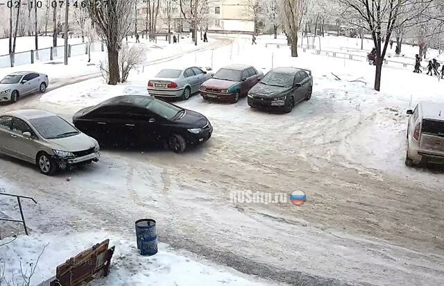 Семь ДТП произошло за один час в одном из дворов Харькова