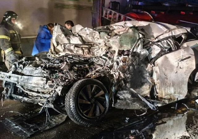 Легковой автомобиль и бензовоз лоб в лоб столкнулись на трассе «Кола» в Ленобласти 