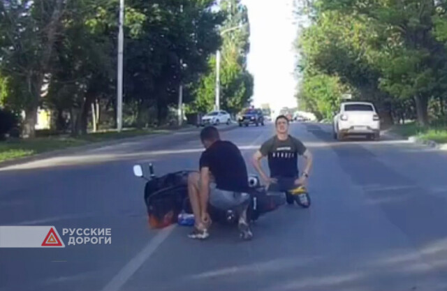 Скутер и автомобиль столкнулись в Новочеркасске