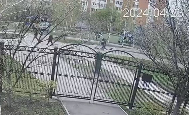 В Москве двое подростков на электросамокате сбили школьника 