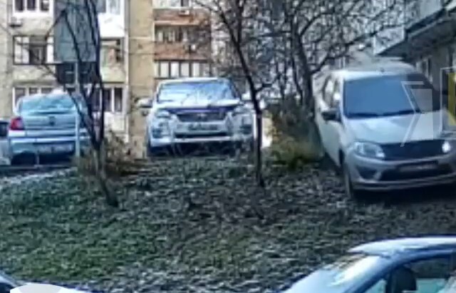 В Тюмени машина сама завелась и устроила ДТП во дворе