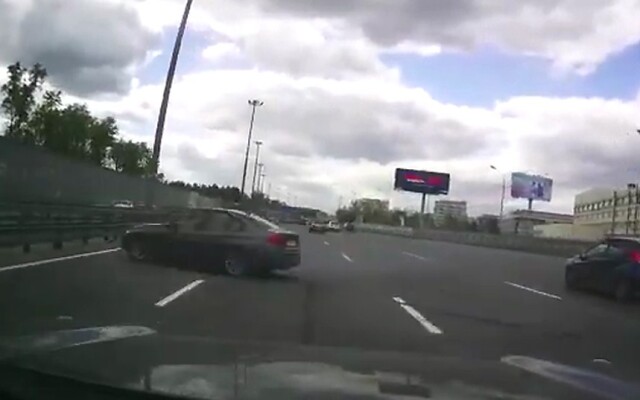 «Шашки» на дороге в Мытищах: водитель BMW не справился с управлением и попал в ДТП 