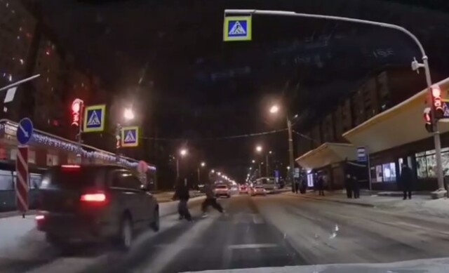В Петербурге лихач на Audi сбил двух подростков на пешеходном переходе 