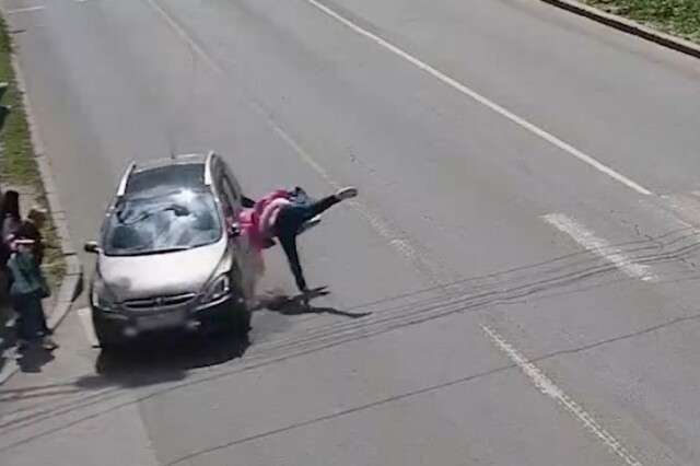 В Волгограде водитель автомобиля проехал на красный и сбил женщину