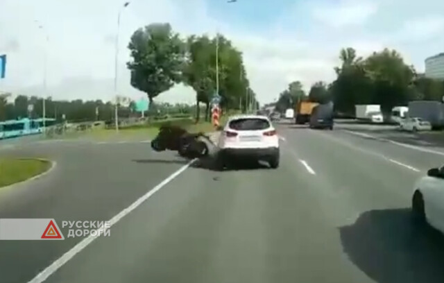 Авария с участием каршеринга и мотоцикла на Пулковском шоссе 