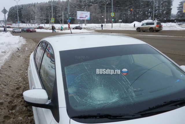 В Ижевске «Фольксваген» сбил перебегавшую дорогу девочку. Видео 