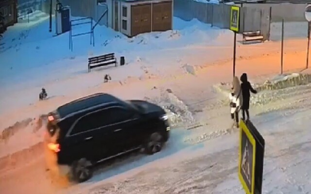 Автомобиль сбил двух девушек на пешеходном переходе в Чебоксарах 