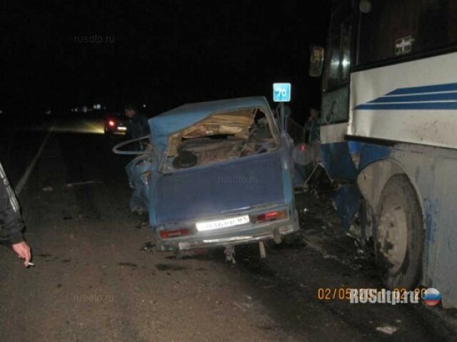 На Кубани «Жигули» лоб в лоб столкнулись с автобусом 