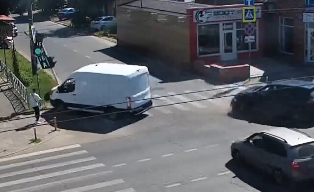 Авария в центре Краснодара: кроссовер проехал на красный и столкнулся с фургоном
