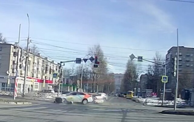 Каршеринговый автомобиль попал в ДТП в Ярославле