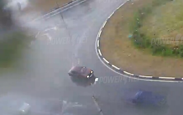 Автомобиль развернуло на перекрестке в Волжском