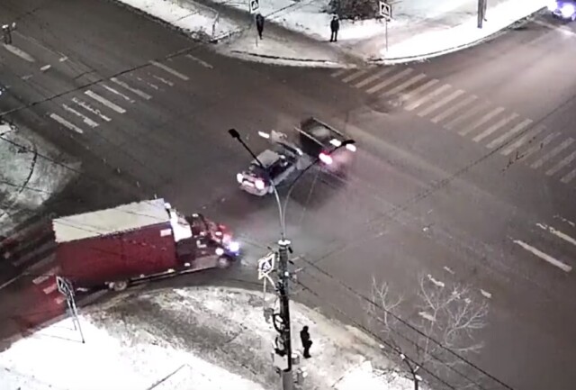 В Вологде легковой автомобиль проехал на красный и попал в ДТП