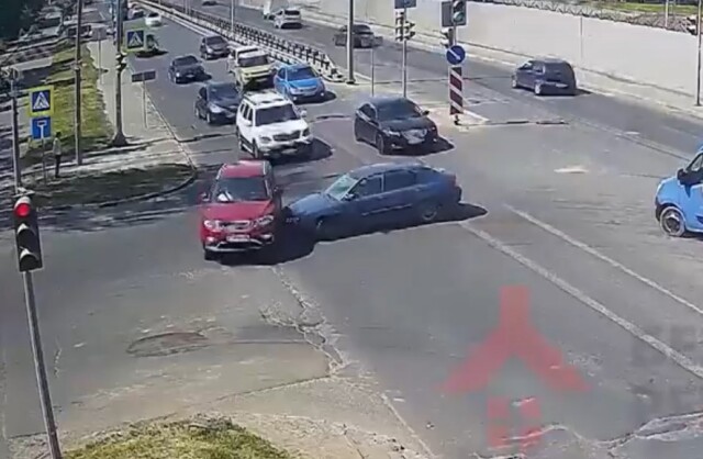 Глупая авария на перекрестке в Ярославле