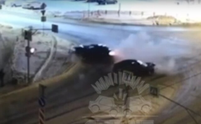 В Апатитах «Рено Логан» поворачивал налево и столкнулся автомобилем 
