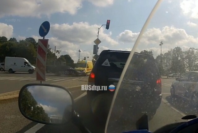 Скорая и такси столкнулись в Петербурге