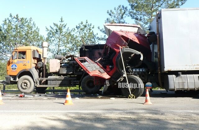 Под Туапсе у КАМАЗа во время движения откинулась кабина 