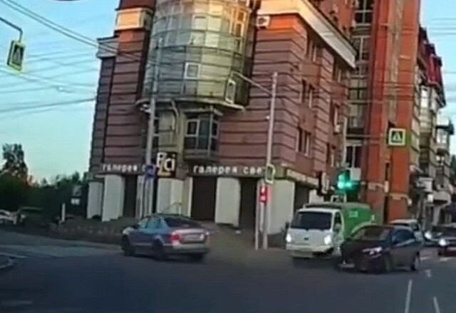 Авария в Иркутске: водитель седана пытался проскочить перекресток на красный 