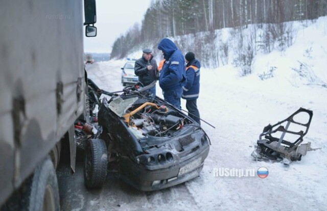 ВАЗ-2114 разломило пополам при столкновении с фурой 