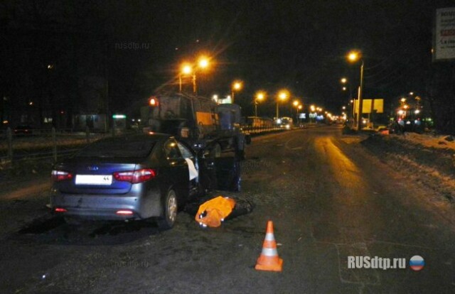 В Костроме водитель сбил дорожного рабочего и погиб сам, врезавшись в грузовик 