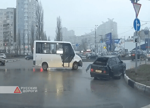 Маршрутка столкнулась с автомобилем ВАЗ-2114 на перекрестке в Воронеже