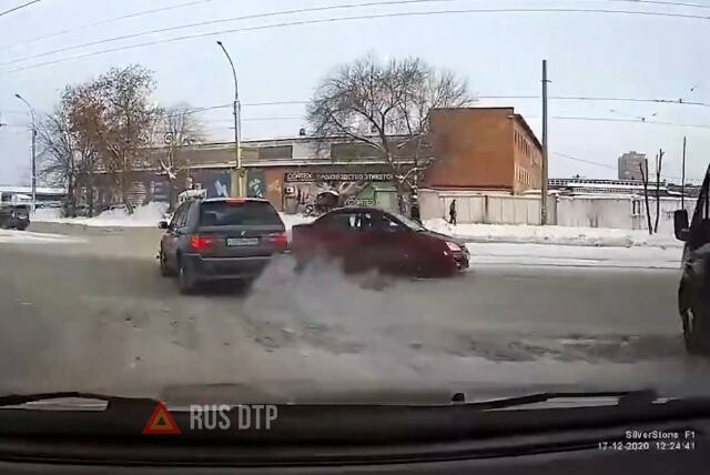 BMW X5 не пропустил автомобиль в Новосибирске