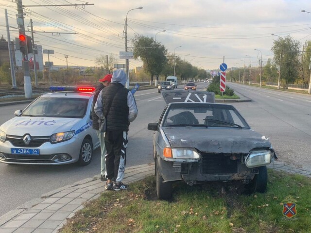 В Волгограде водитель «Лады» двигался с открытым капотом и попал в ДТП 