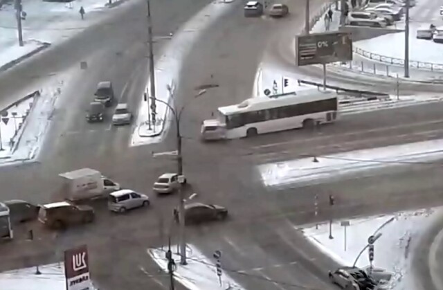 «Слона-то я и не приметил»: внедорожник столкнулся с автобусом на перекрестке в Новосибирске