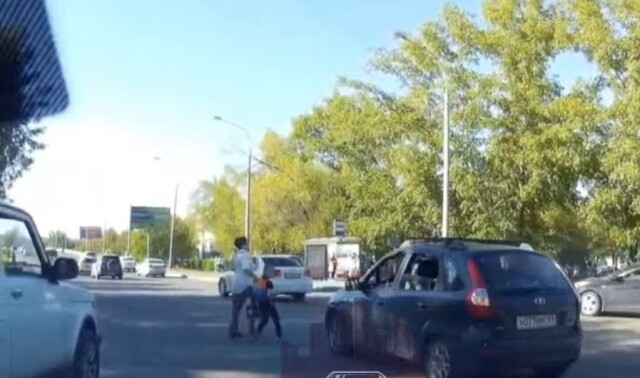 В Красноярске водитель «Лады» сбил женщину с ребенком 